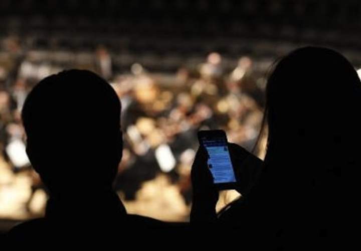 Background image for Theatres To Usher In Live Tweeting