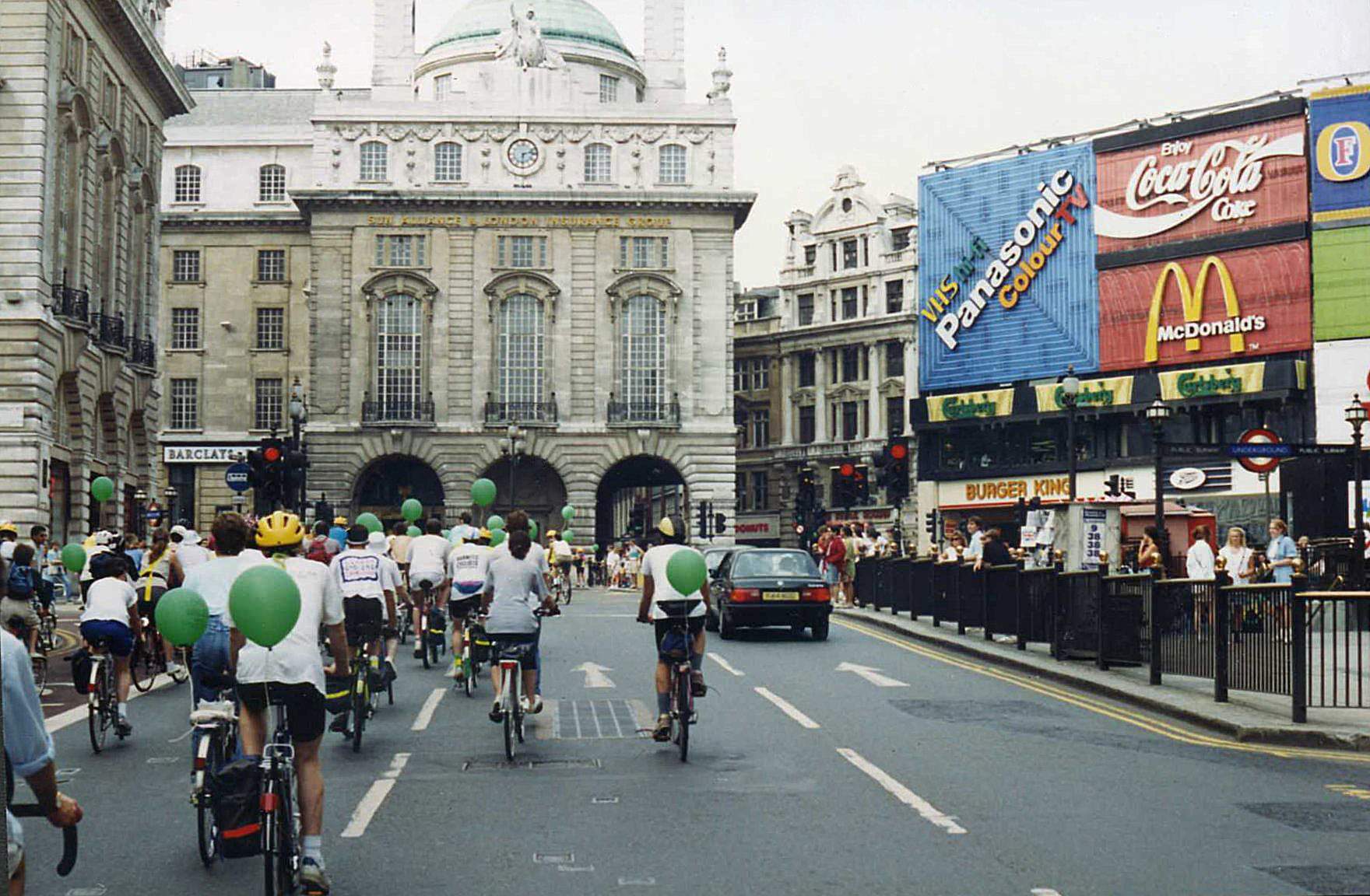 Piccadilly Circus 1990s. Piccadilly Circus w1. 1990 Piccadilly Circus. London 1990s.