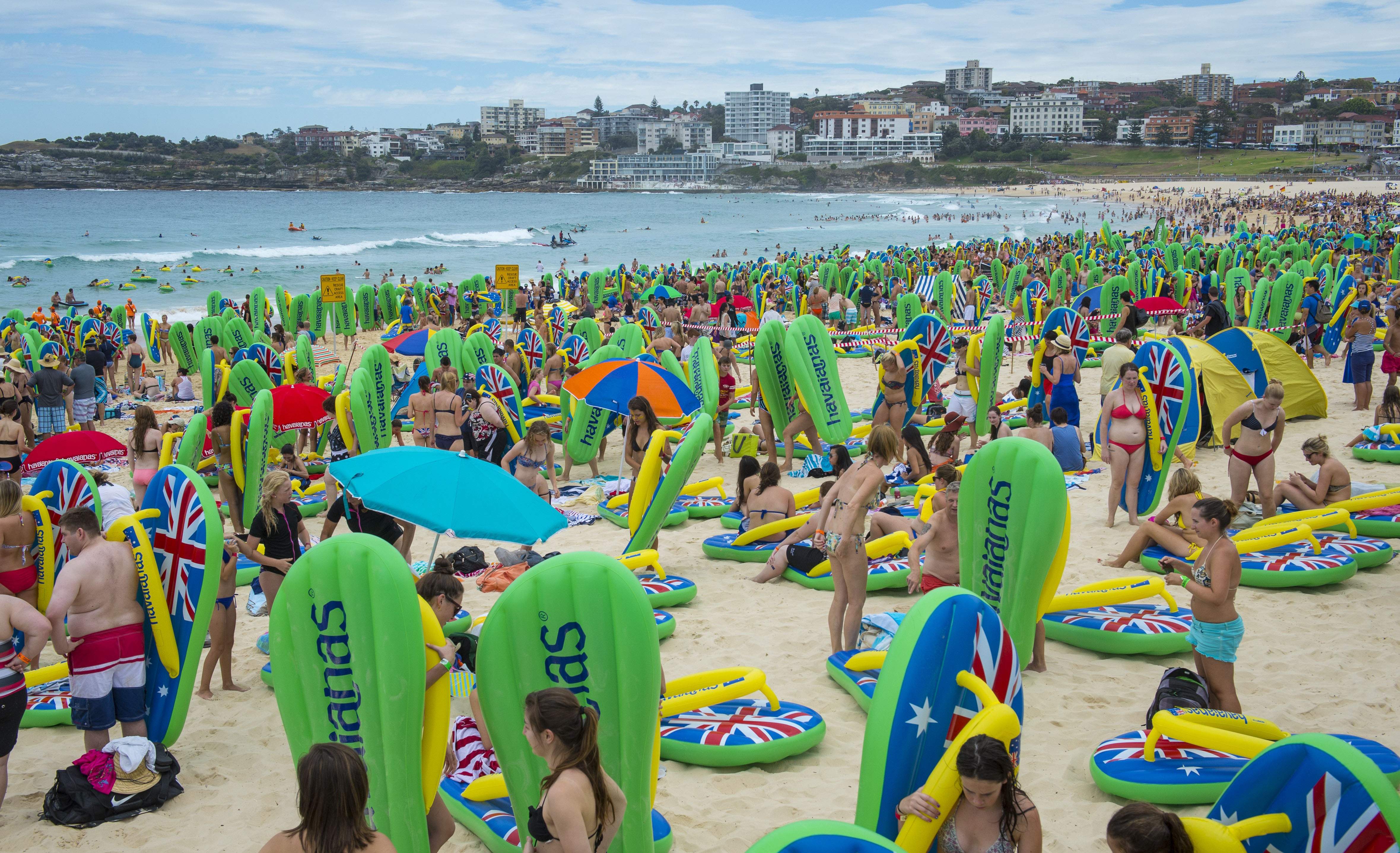 File:World record attempt at the Havaianas Australia Day Thong Challenge  (6764083233).jpg - Wikimedia Commons
