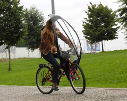This Crowdfunded Bike Umbrella Might Actually Work