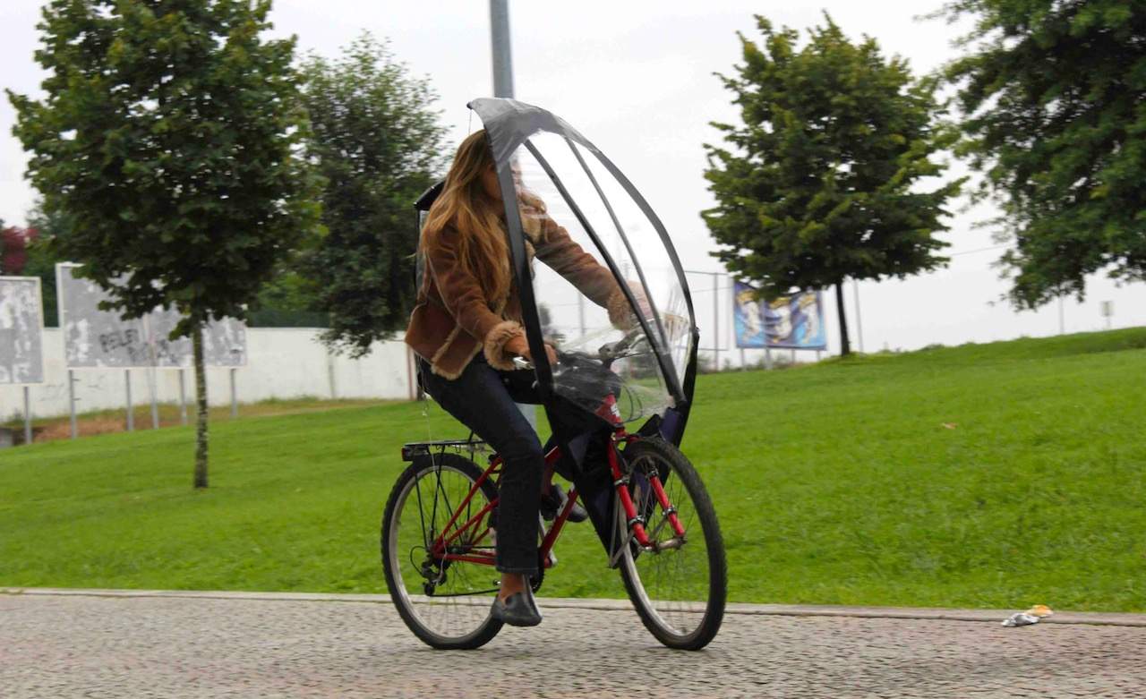This Crowdfunded Bike Umbrella Might Actually Work