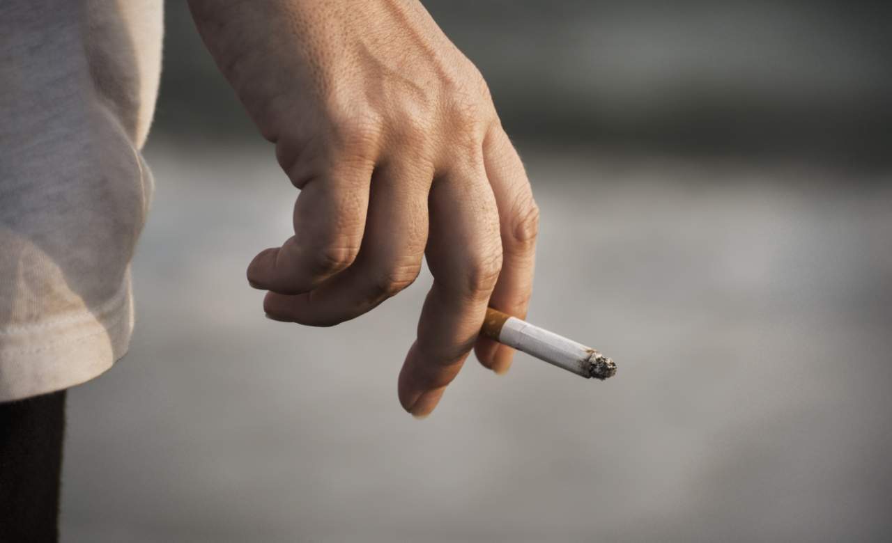 Victoria to Ban Smoking in Outdoor Dining Areas