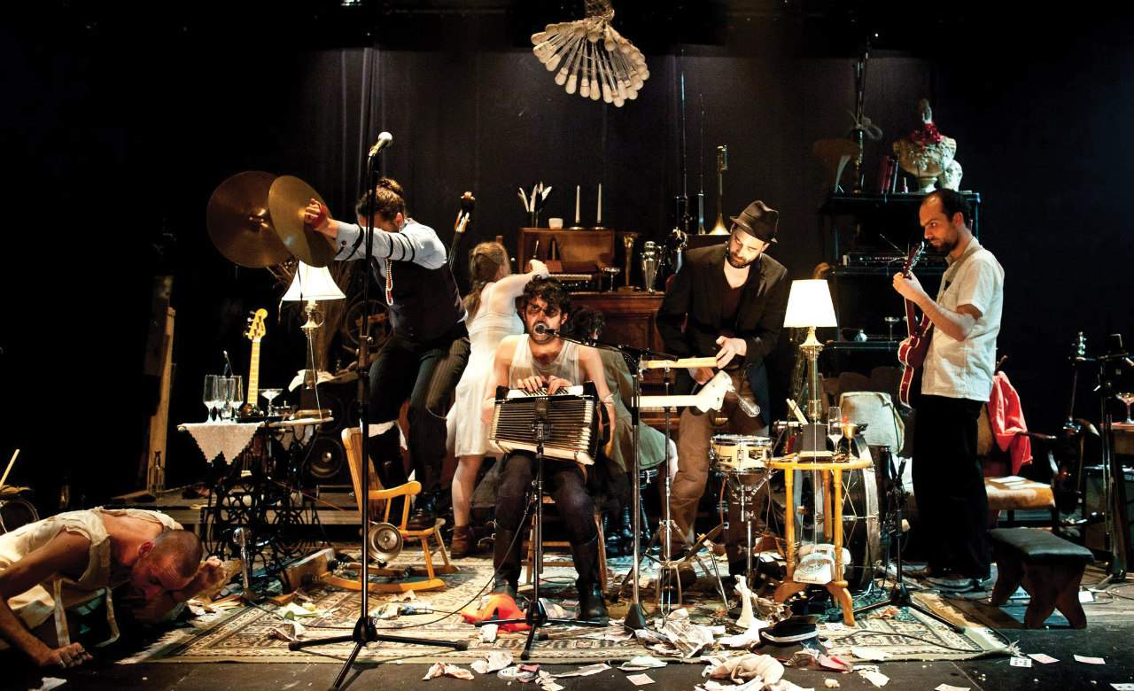L'orchestre d'hommes-orchestres Performs Tom Waits