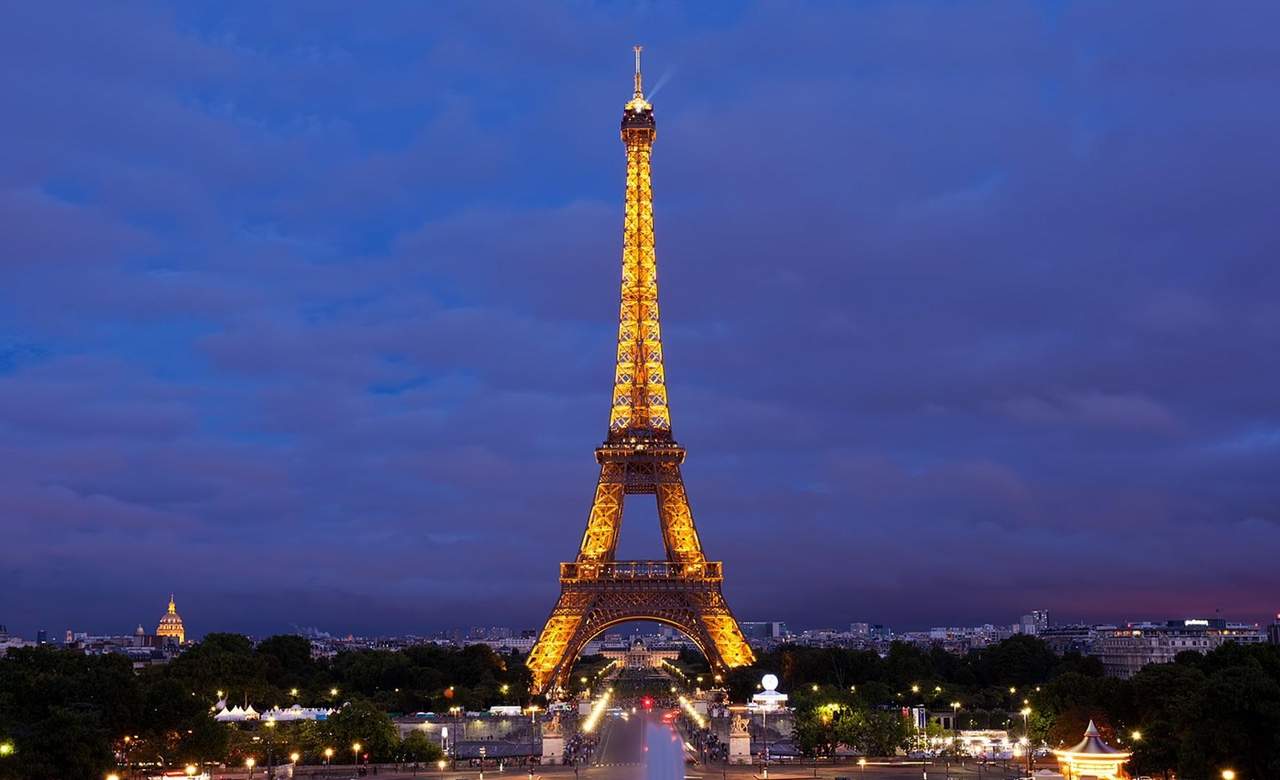 You Can Now Stay in the Actual Eiffel Tower Thanks to HomeAway ...