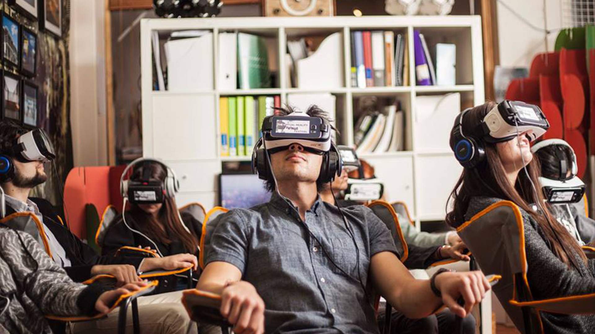 Новинки vr. VR кинотеатр. Виртуальная реальность картинки для рекламы.