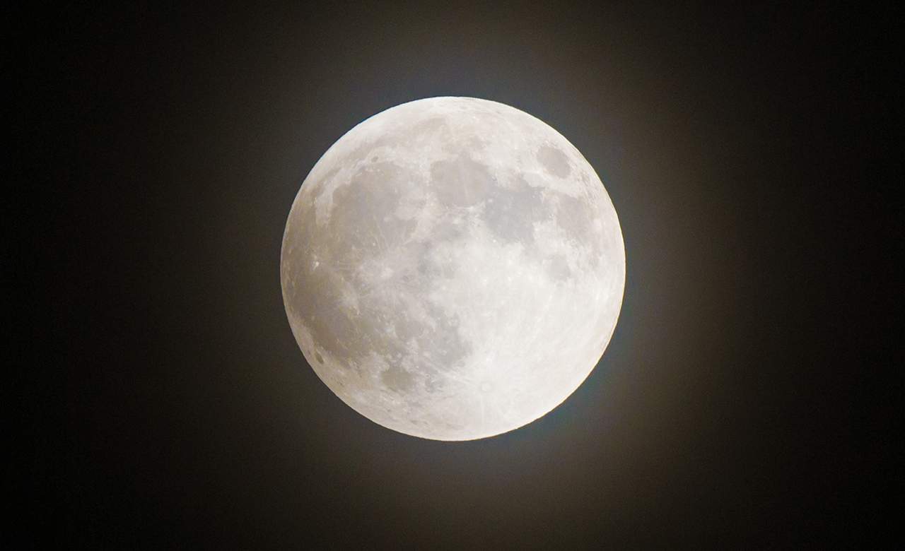 A 'Pink' Supermoon Will Be Visible in New Zealand Tonight