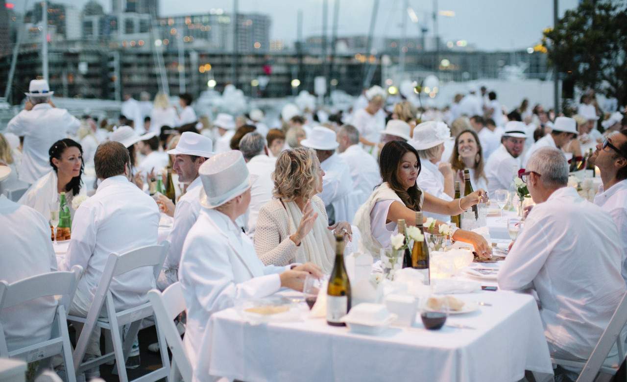 Swanky Pop-up Picnic Diner en Blanc Returns For Its Fourth Year