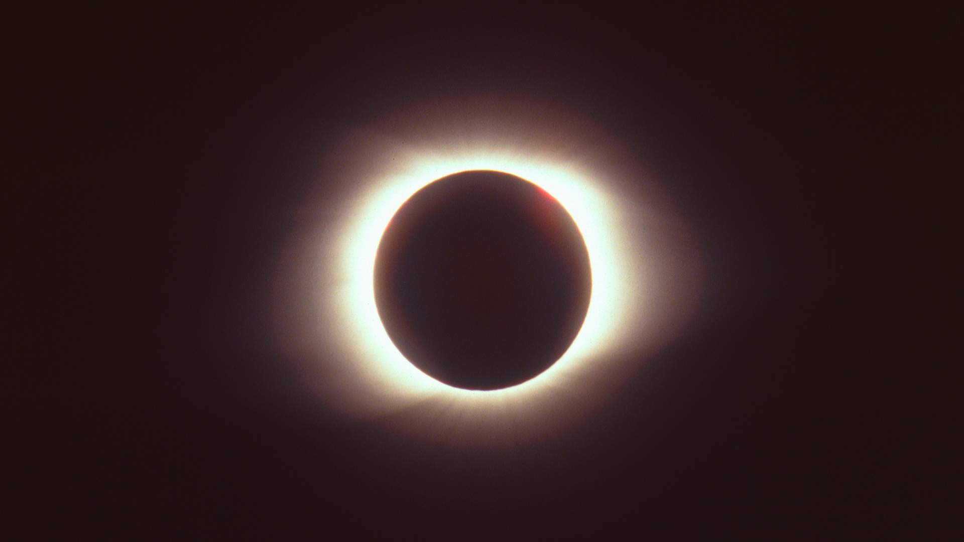 The Most Epic Photos of Last Night's Total Solar Eclipse from the US