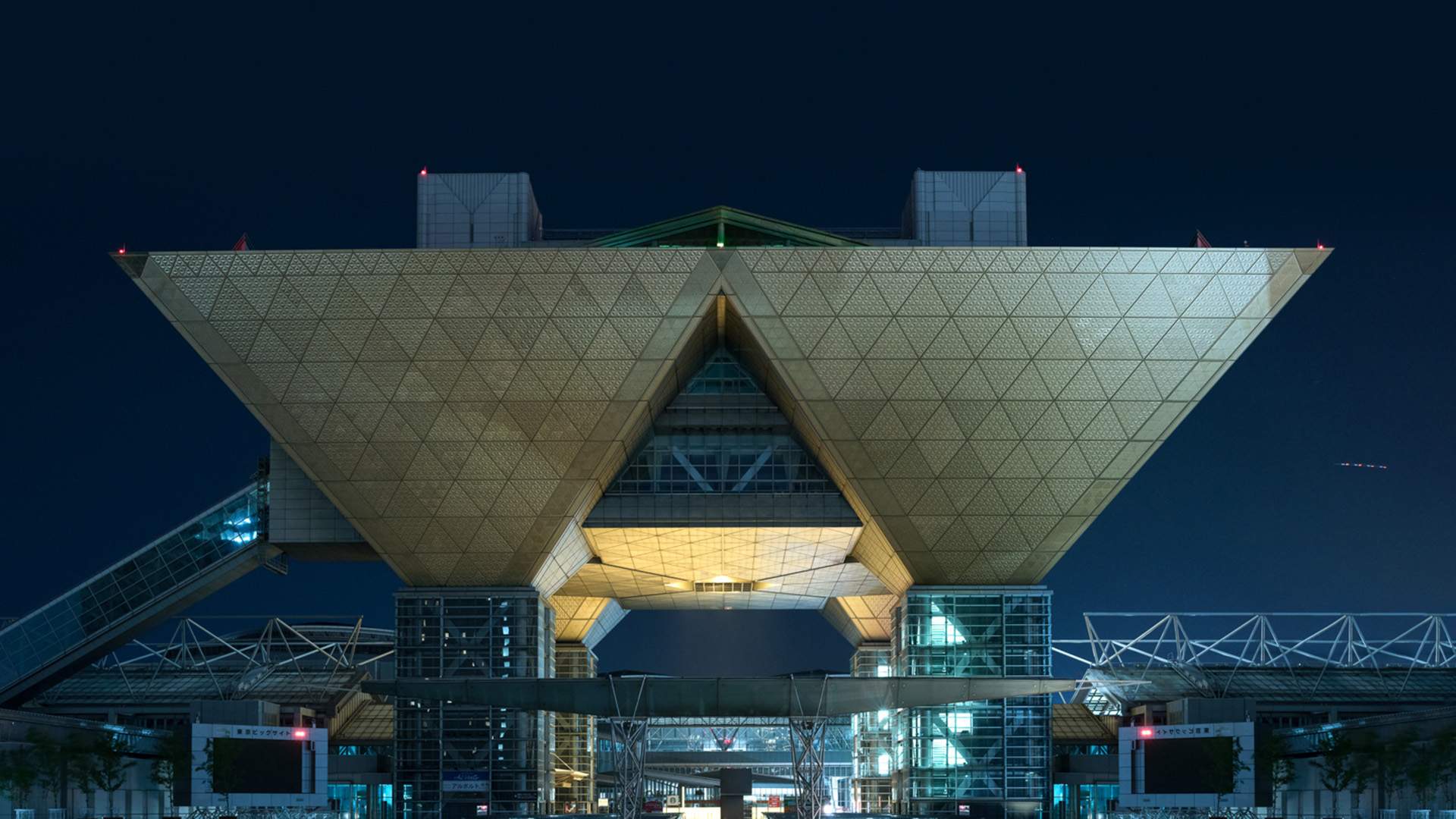 This Photography Series Turns Tokyo Into a Blade Runner-Like Futuristic Realm
