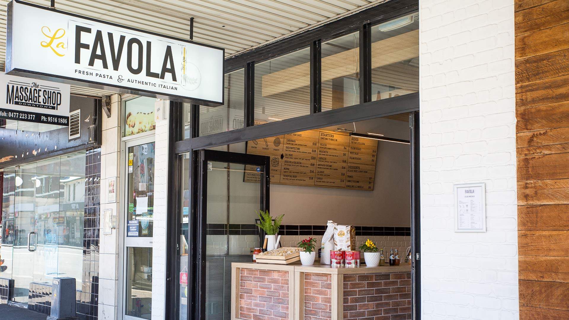 La Favola, Newtown Review