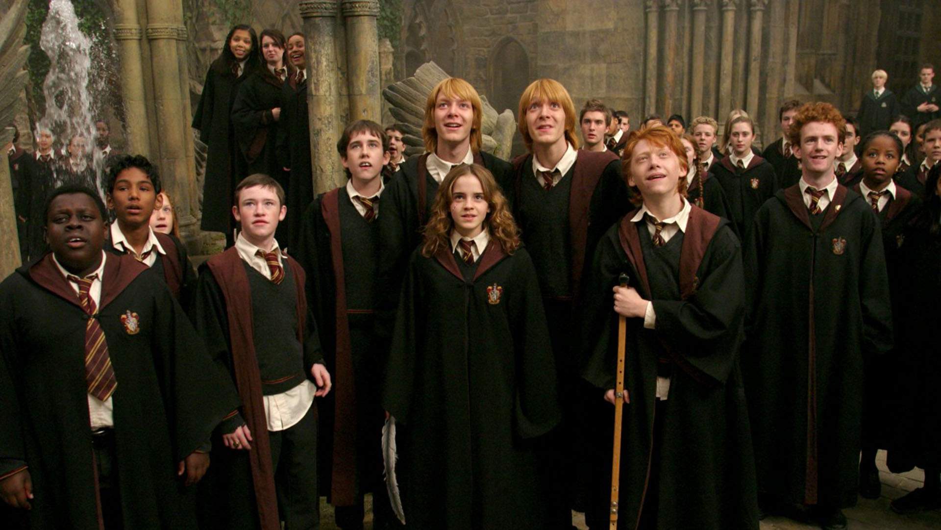 This New Harry Potter Tour Lets You Dress Up in Authentic Hogwarts Robes