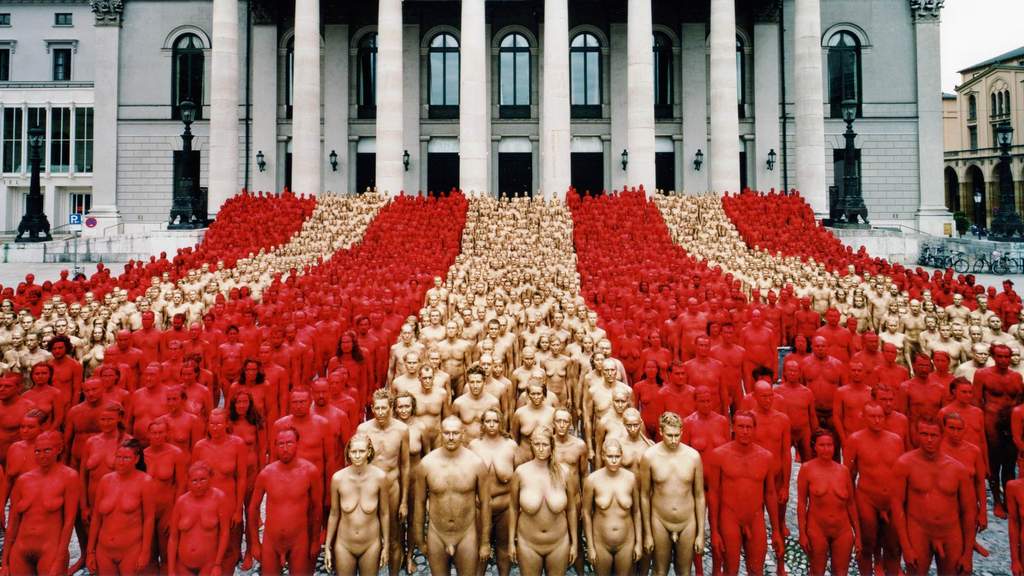 Photographer Spencer Tunick releases nude Melbourne images 