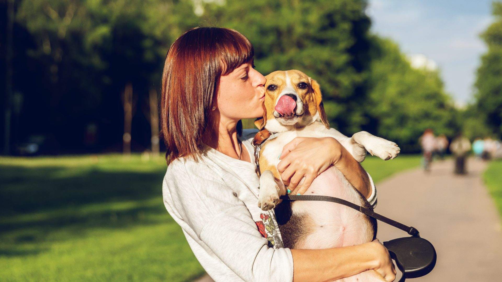 Woman kissing doggo