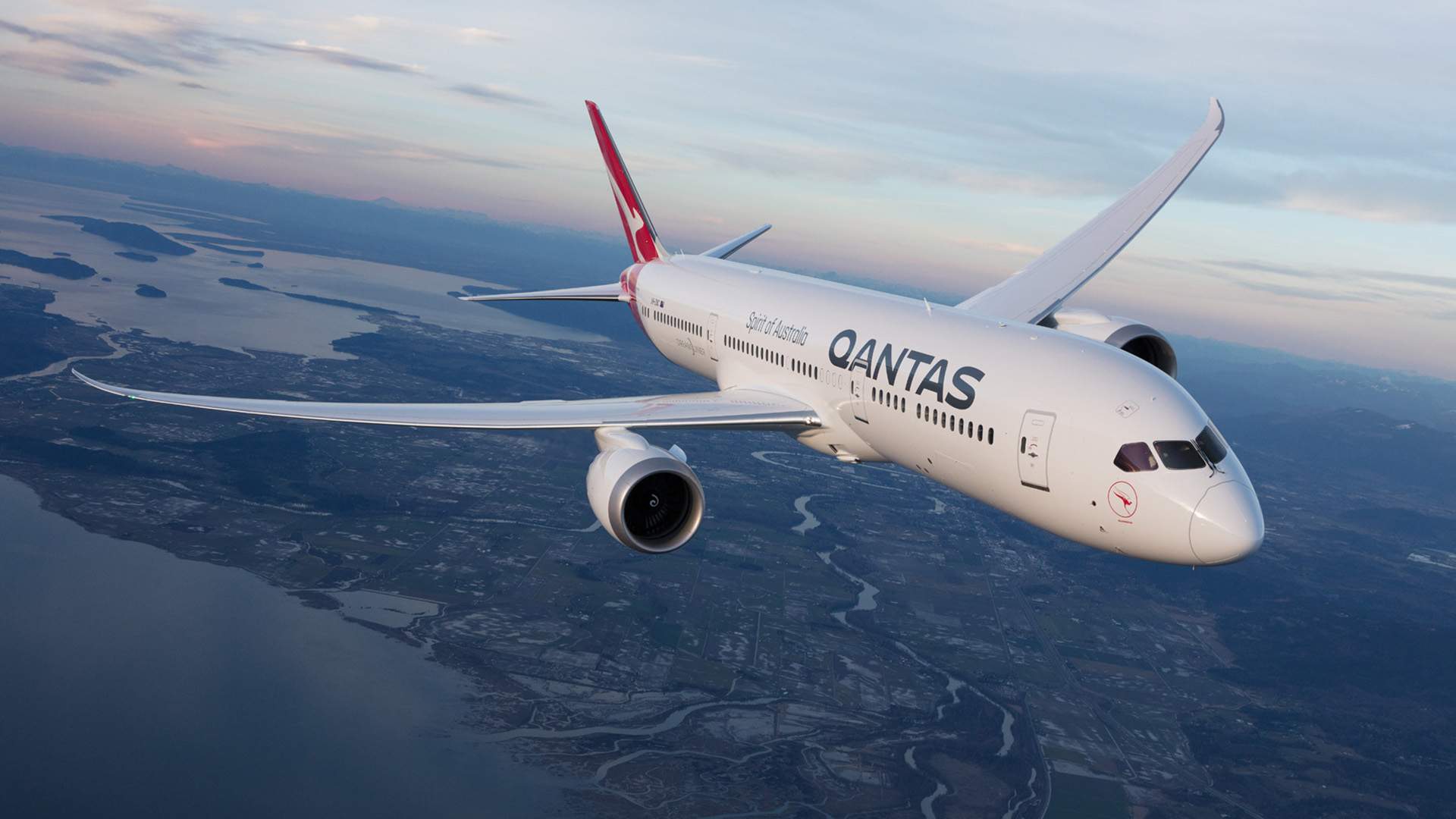 Qantas Will Only Let Passengers Fly Overseas If They've Had a COVID-19 Vaccination