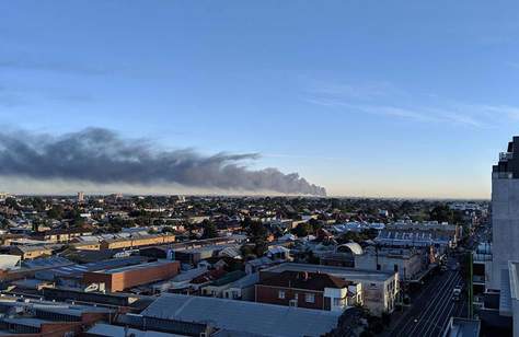 A Thick Black Cloud of Smoke Is Hovering Over Melbourne's Northern Suburbs