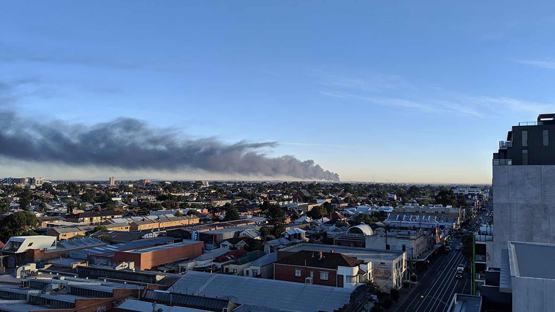 A Thick Black Cloud of Smoke Is Hovering Over Melbourne's Northern Suburbs