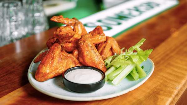 a plate of hot wings at brisbane's buffalo bar