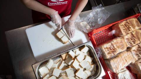 Woolworths Has Made a Limited-Edition Pale Ale from 350 Kilograms of Leftover Bread