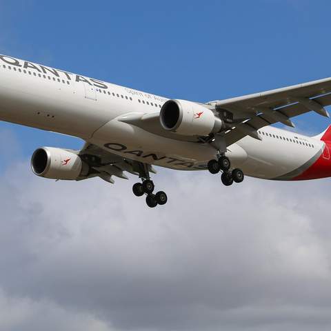 The First Non-Stop Qantas Flight from New York to Sydney Is Soaring Through the Sky This Weekend