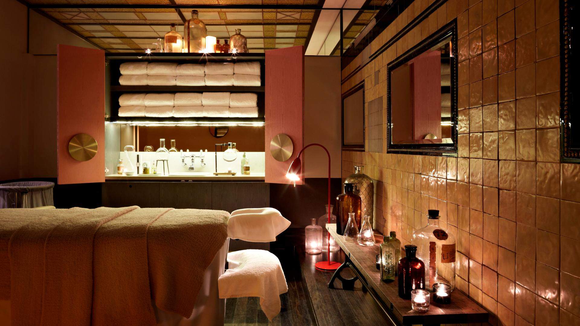 A dimly lit treatment room for massages and facials ar Spa1 at QT Hotel in Sydney. One of the best day spas in sydney 