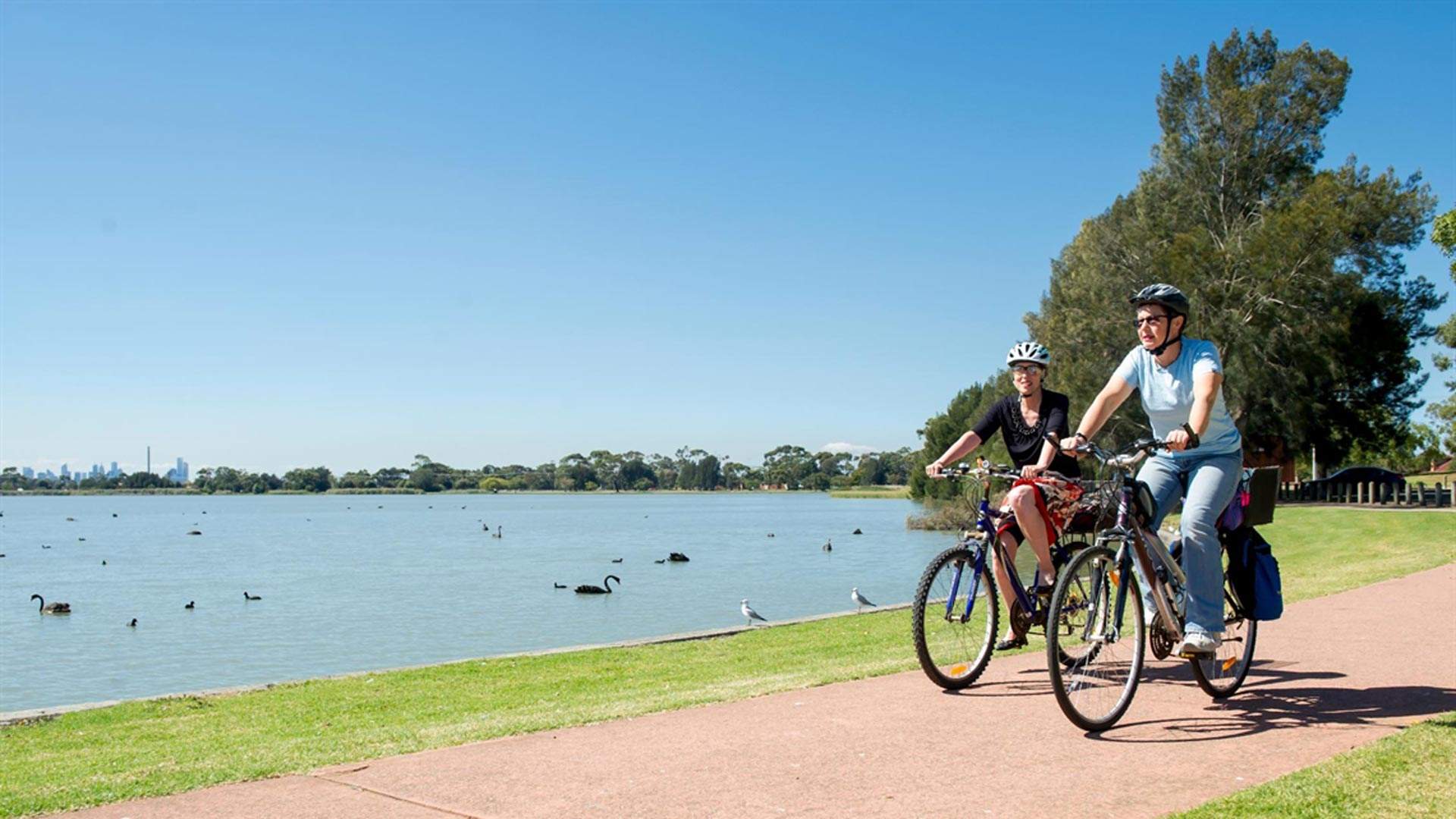 HOBSONS BAY COASTAL TRAIL (WILLIAMSTOWN TO ALTONA PIER) - one of the best walks in Melbourne.