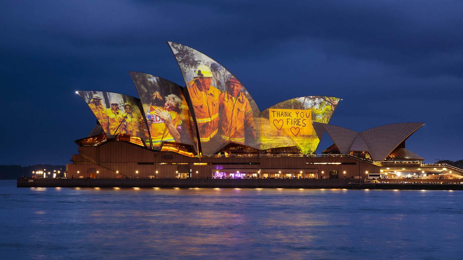 The Sydney Opera House Illuminated Its Sails with Images of(02)