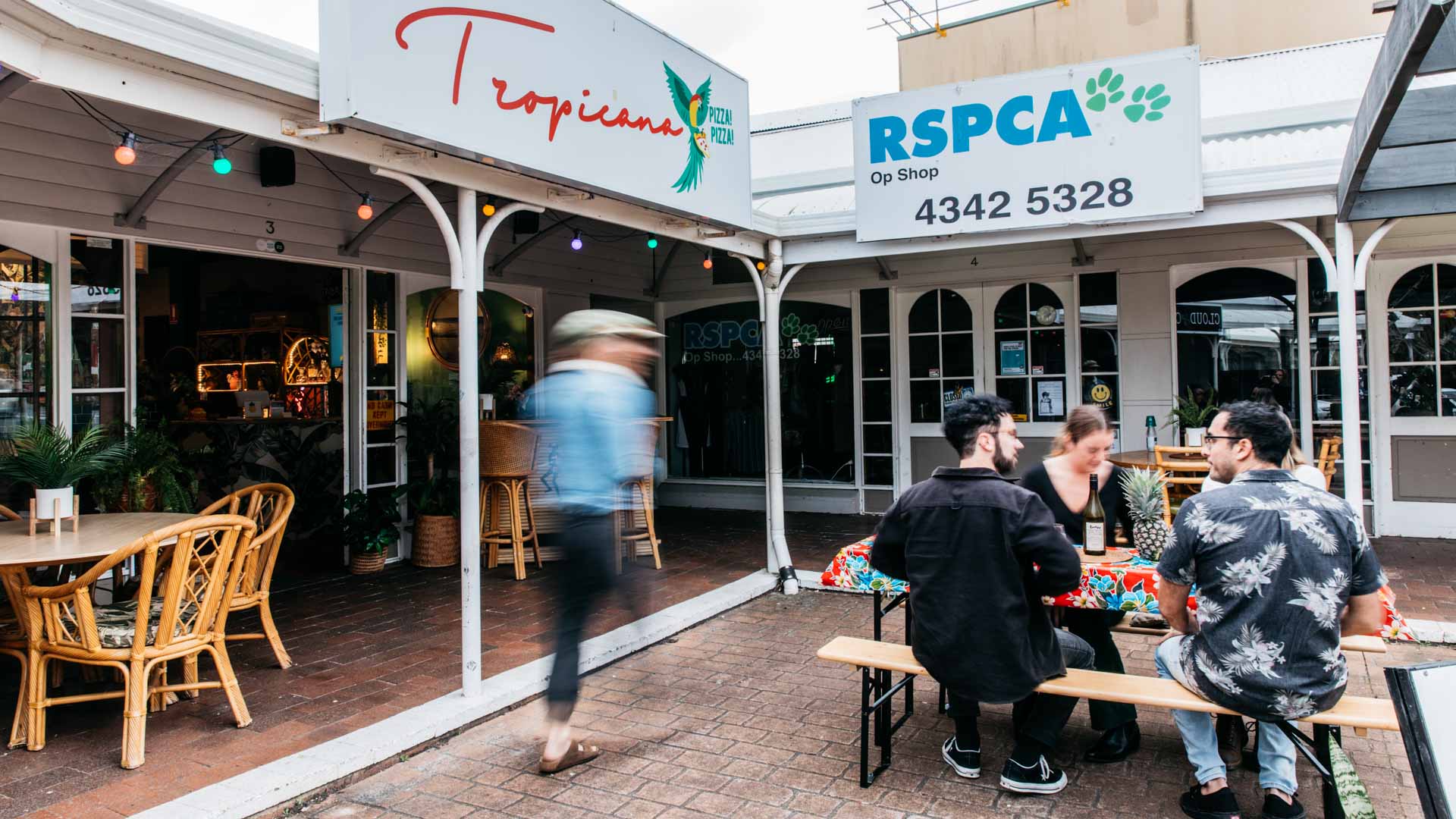 People dining outside Tropicana Pizza Pizza in Woy Woy