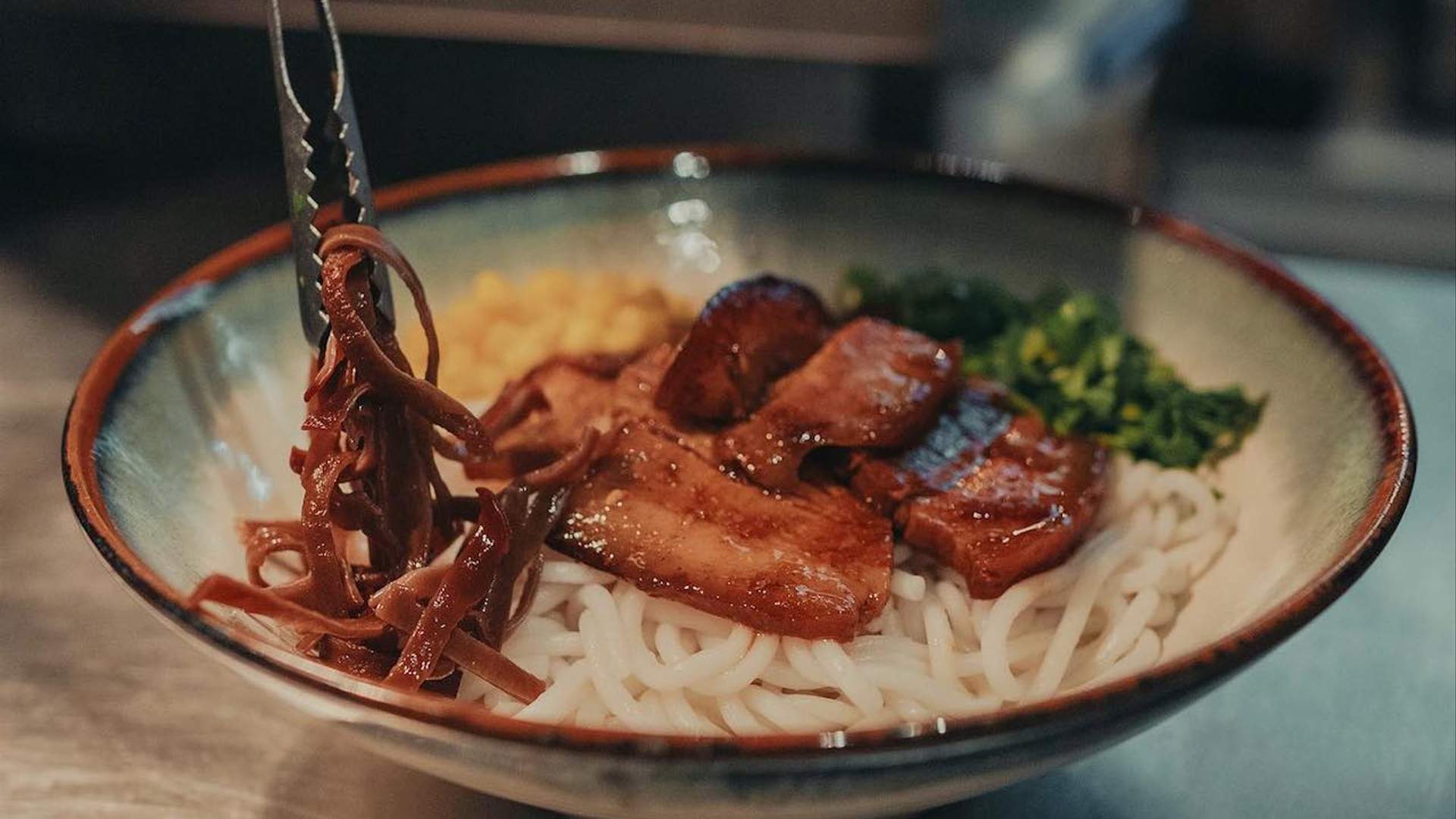 This Courtenay Place HoleintheWall Specialises in Steaming Noodle