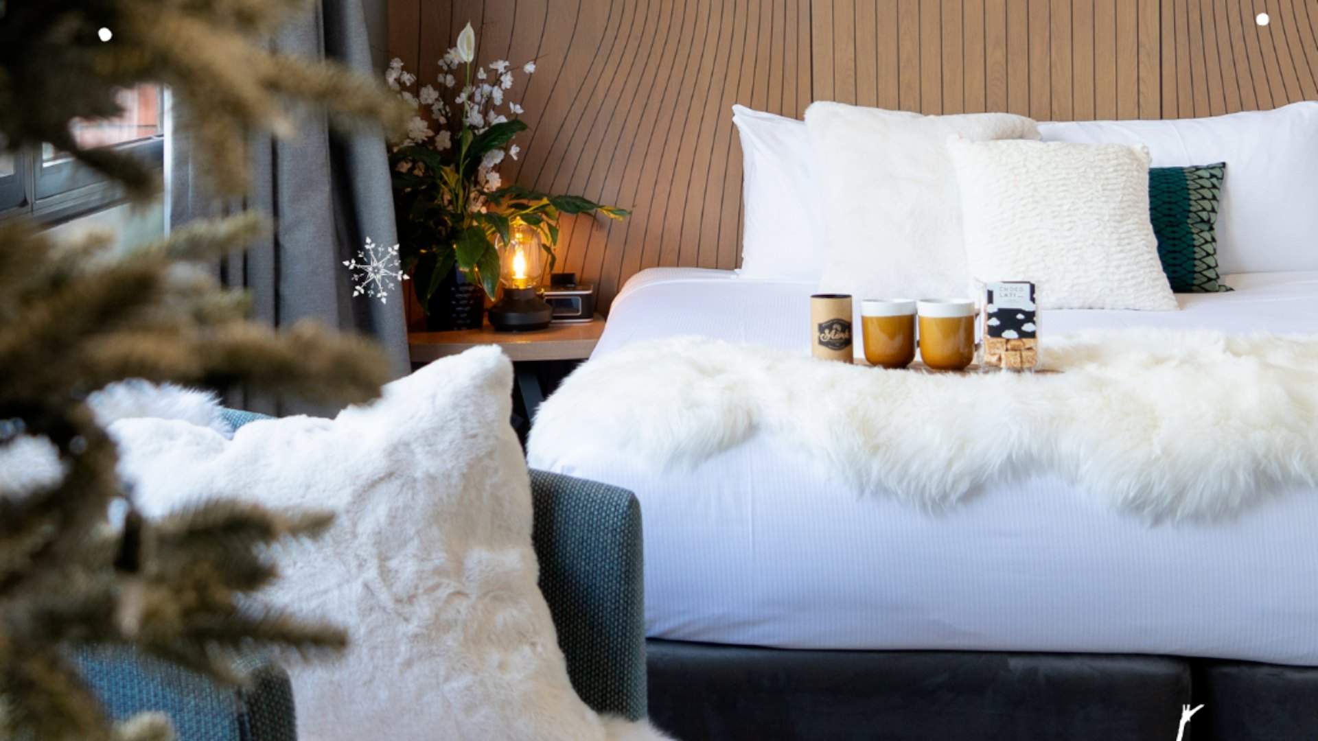 DoubleTree by Hilton Has Reimagined One of Its Hotel Rooms as a White Christmas-Themed Paradise