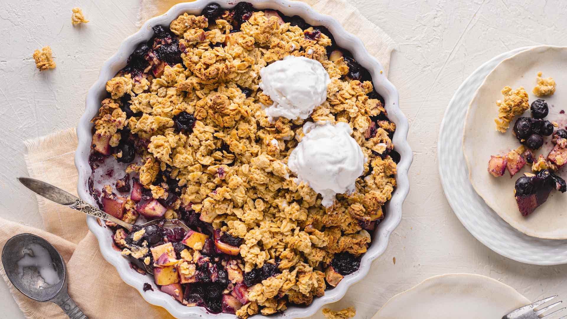 Apple blueberry crumble