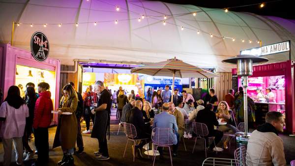 Crowds in Grazeland's dessert zone