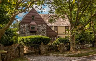 Background image for Here's an Offer You Can't Refuse: Airbnb Wants You to Spend a Month in 'The Godfather' Mansion