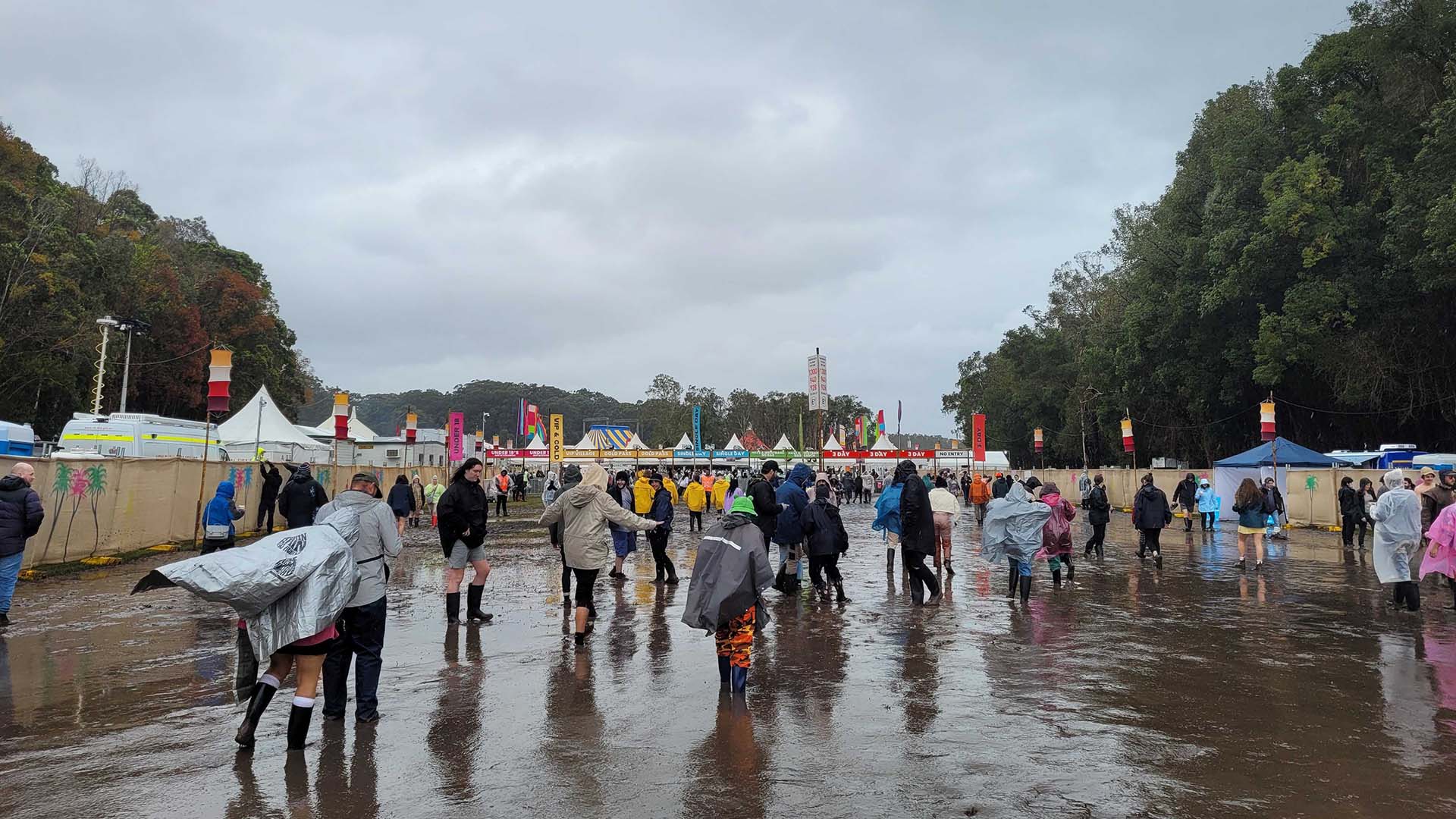 "Splendour in the Pool": Wet Weather Is Causing Chaos, Mud Pits and a Damp Time at SITG's Big Return