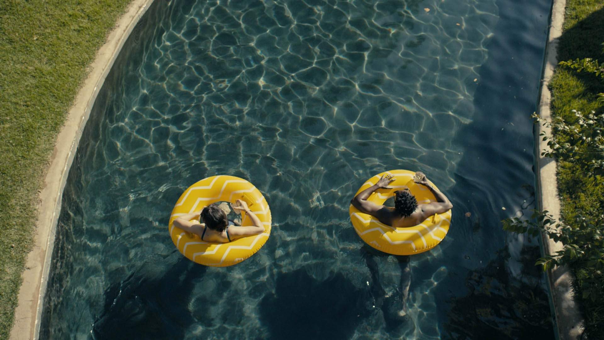 'The Resort' Is the New Comedy-Thriller Gem That'll Get You'll Sleuthing — and Dreaming of a Holiday