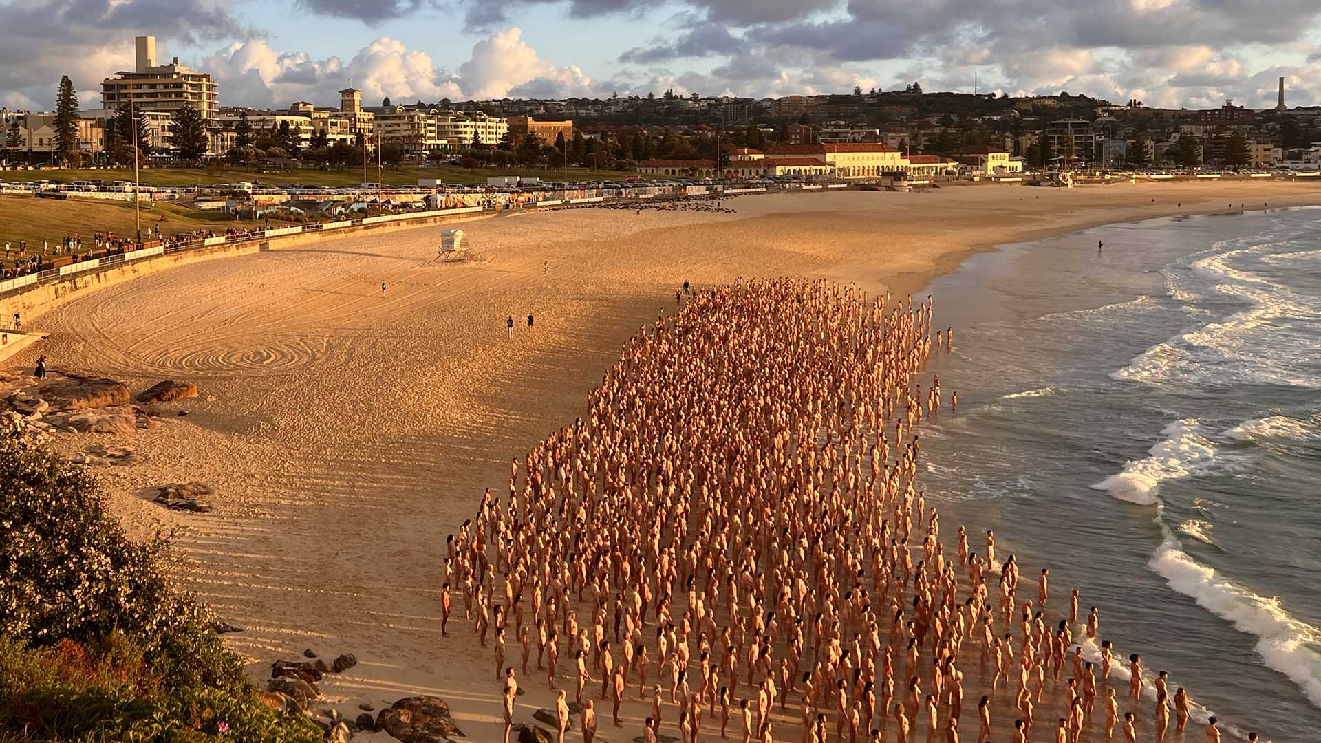 1920px x 1080px - Bondi Briefly Turned Into a Nude Beach for Photographer Spencer Tunick's  Latest Mass Installation - Concrete Playground