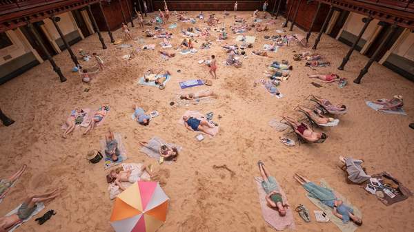 Sidnėjaus rotušė laikinai buvo paversta uždaru paplūdimiu, kuriame yra 26 tonos smėlio