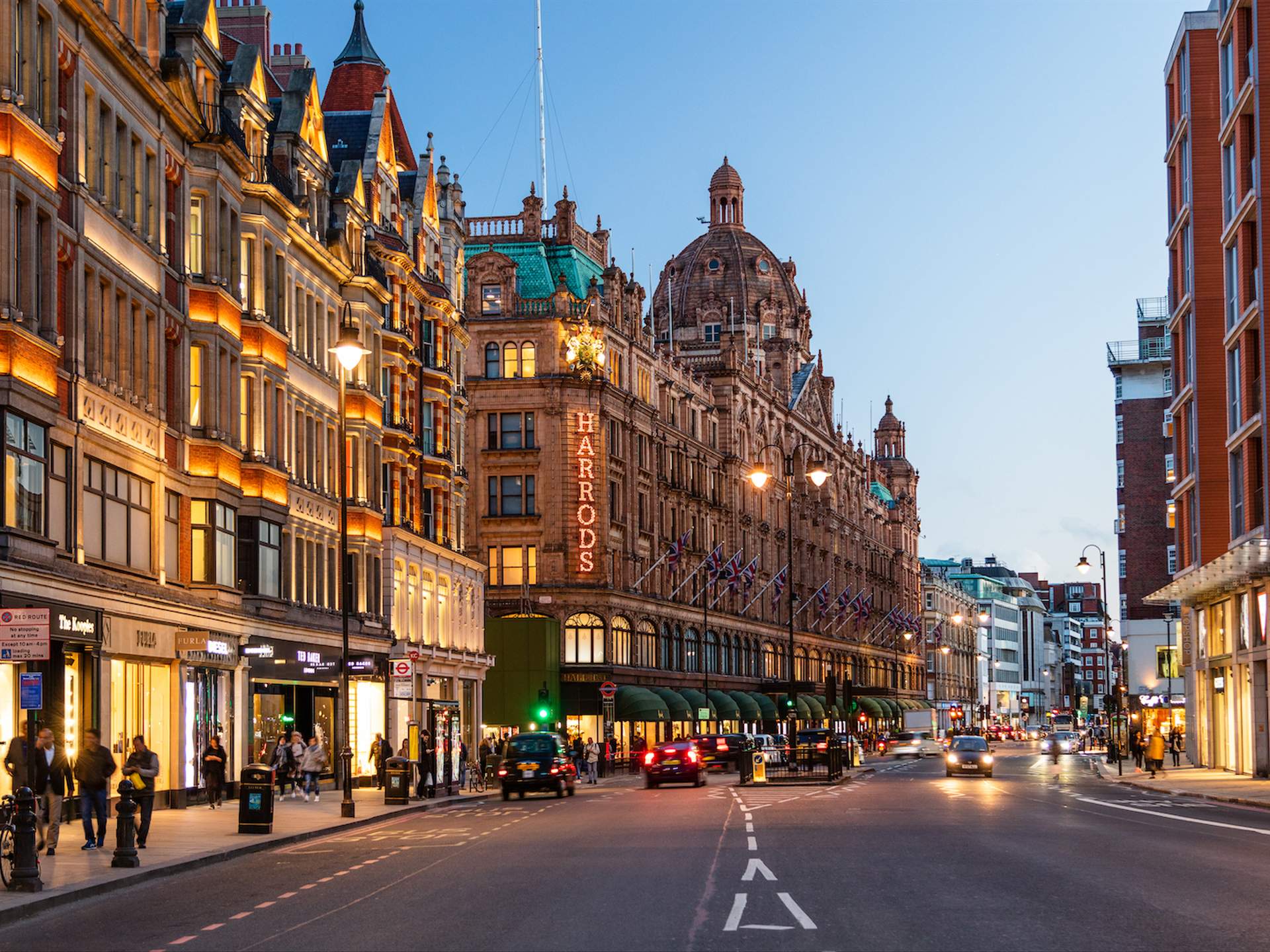 Iconic Harrods storefront in complete darkness - 2LUXURY2.COM