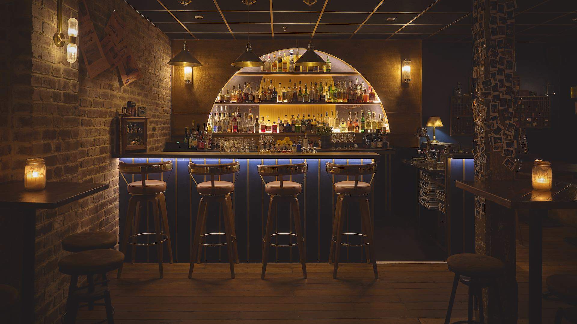 Bar 1880