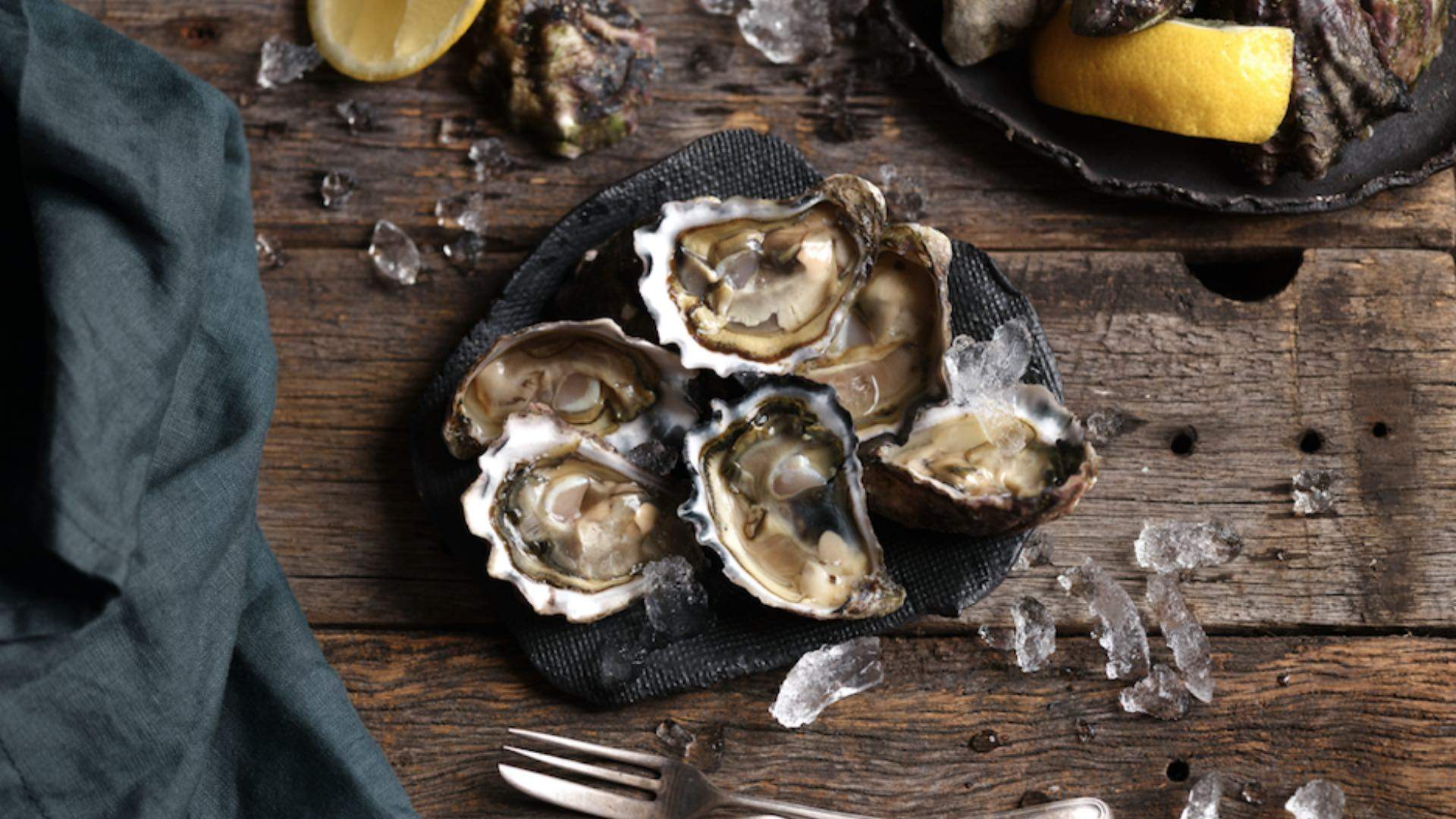 Some raw oysters with lemon and ice.