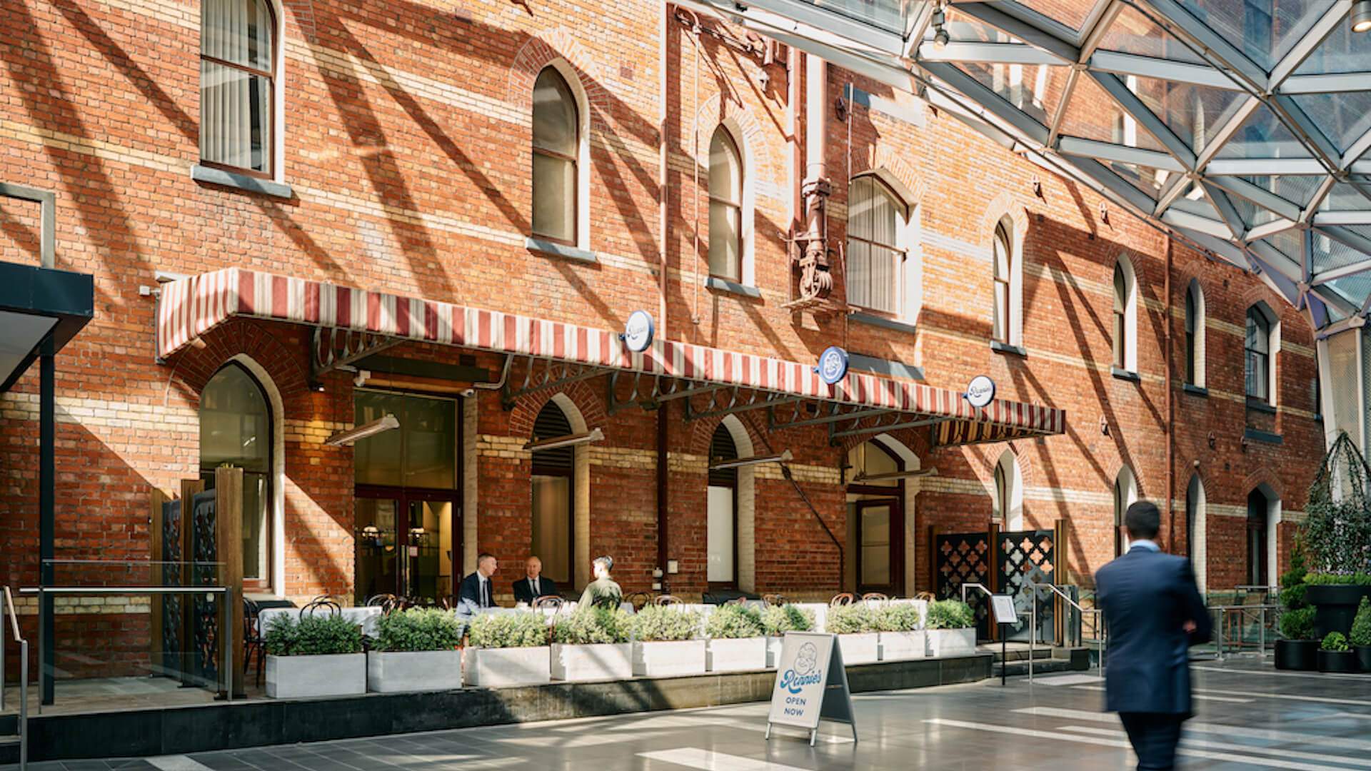 Outdoor dining at Ronnie's - Italian restaurant in Melbourne CBD
