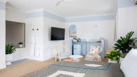 A photo of a room with a bath at Motel Molly.