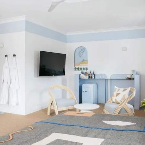 A photo of a room with a bath at Motel Molly.