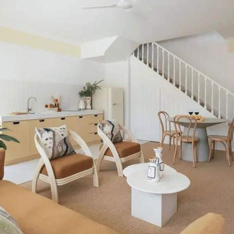 A photo of a room featuring a kitchenette at Motel Molly.