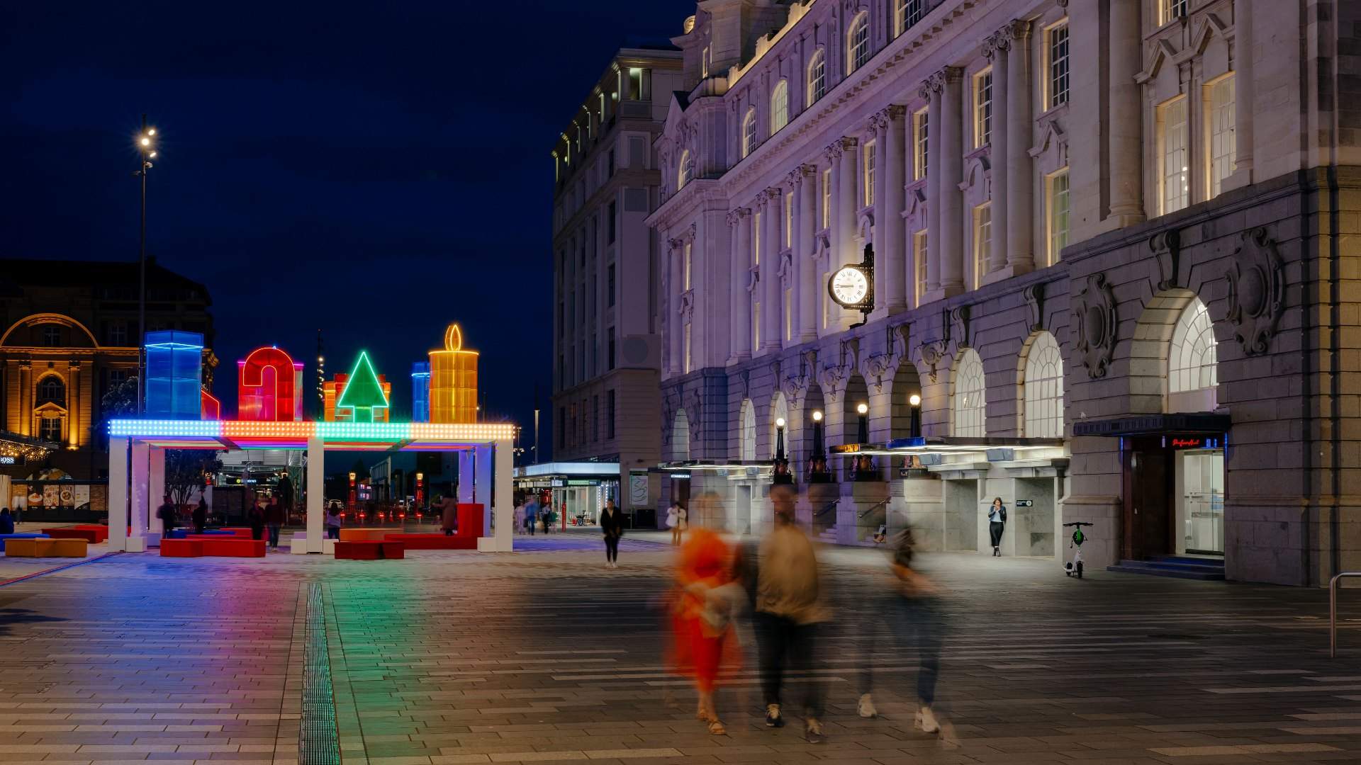 Christmas Has Arrived in Auckland City with Performers and a Giant