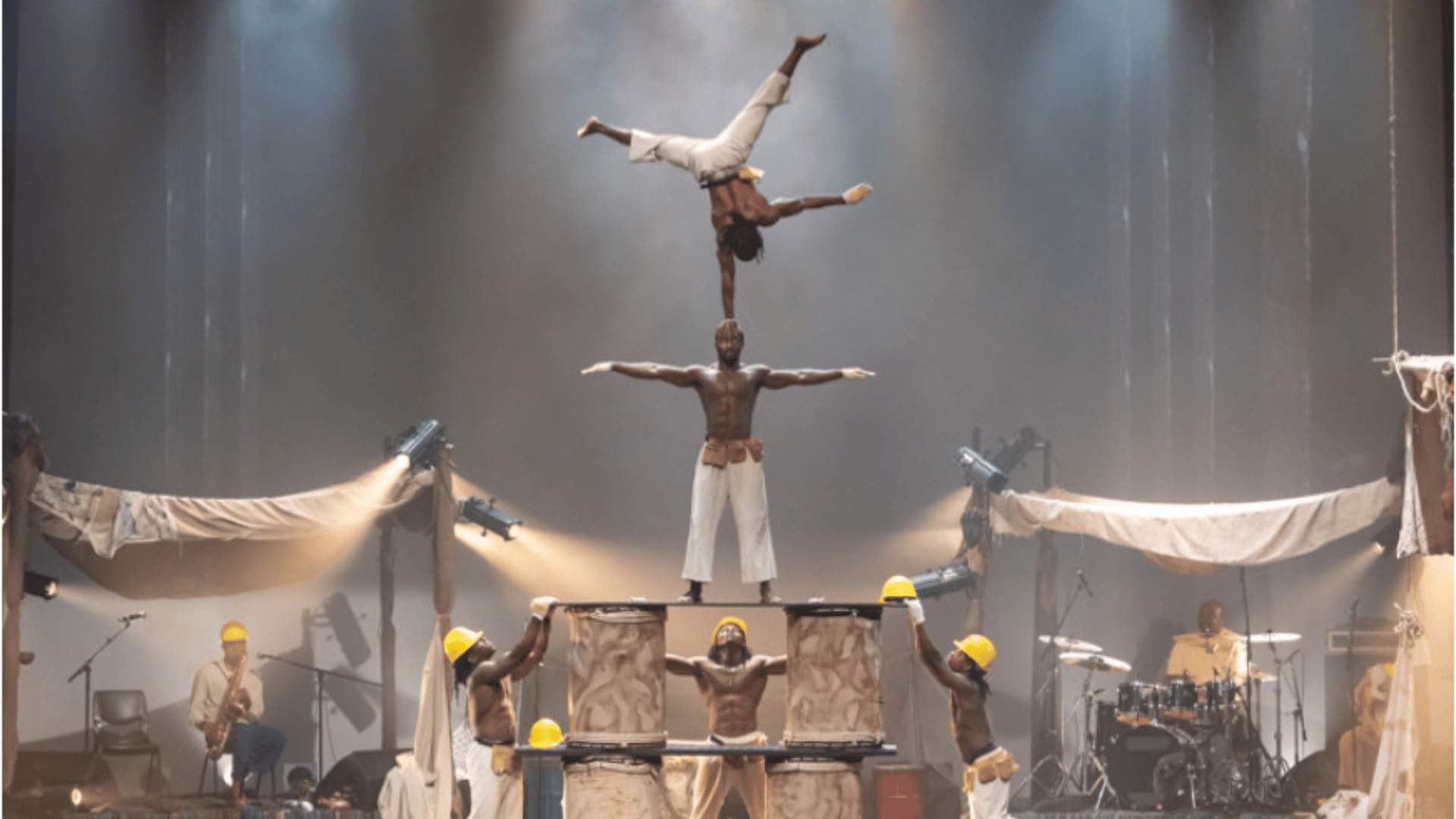 Acrobats performing in Afrique en Cirque.