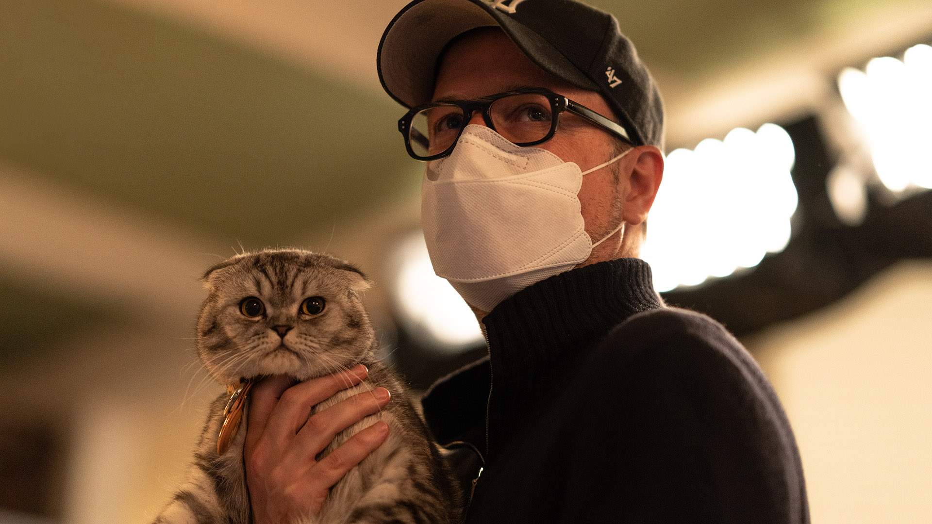 Director Matthew Vaughn with Chip the cat (playing Alfie) on the set of ARGYLLE