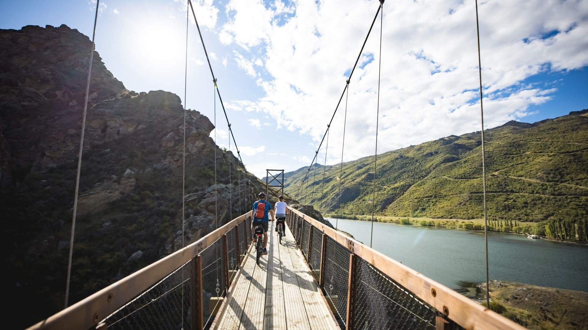 Cycle the Lake Dunstan Trail in Central Otago