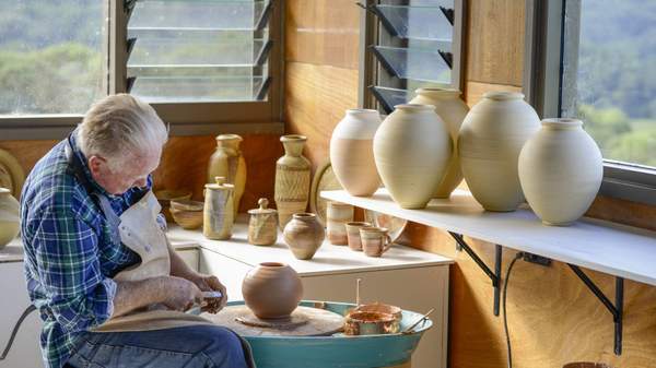 David Collins Pottery, stone wear and ceramicists, pottery lessons and classes, one on one lessons and mentoring. Based on Woodhill Mountain near Berry