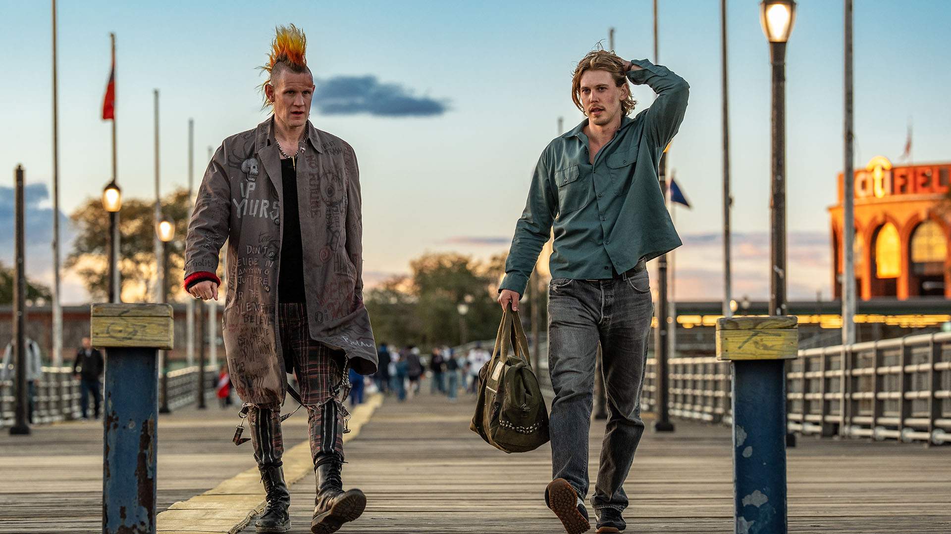 Cat-Sitting Leads to Chaos for Austin Butler in the Trailer for Darren Aronofsky's New Crime-Thriller 'Caught Stealing'