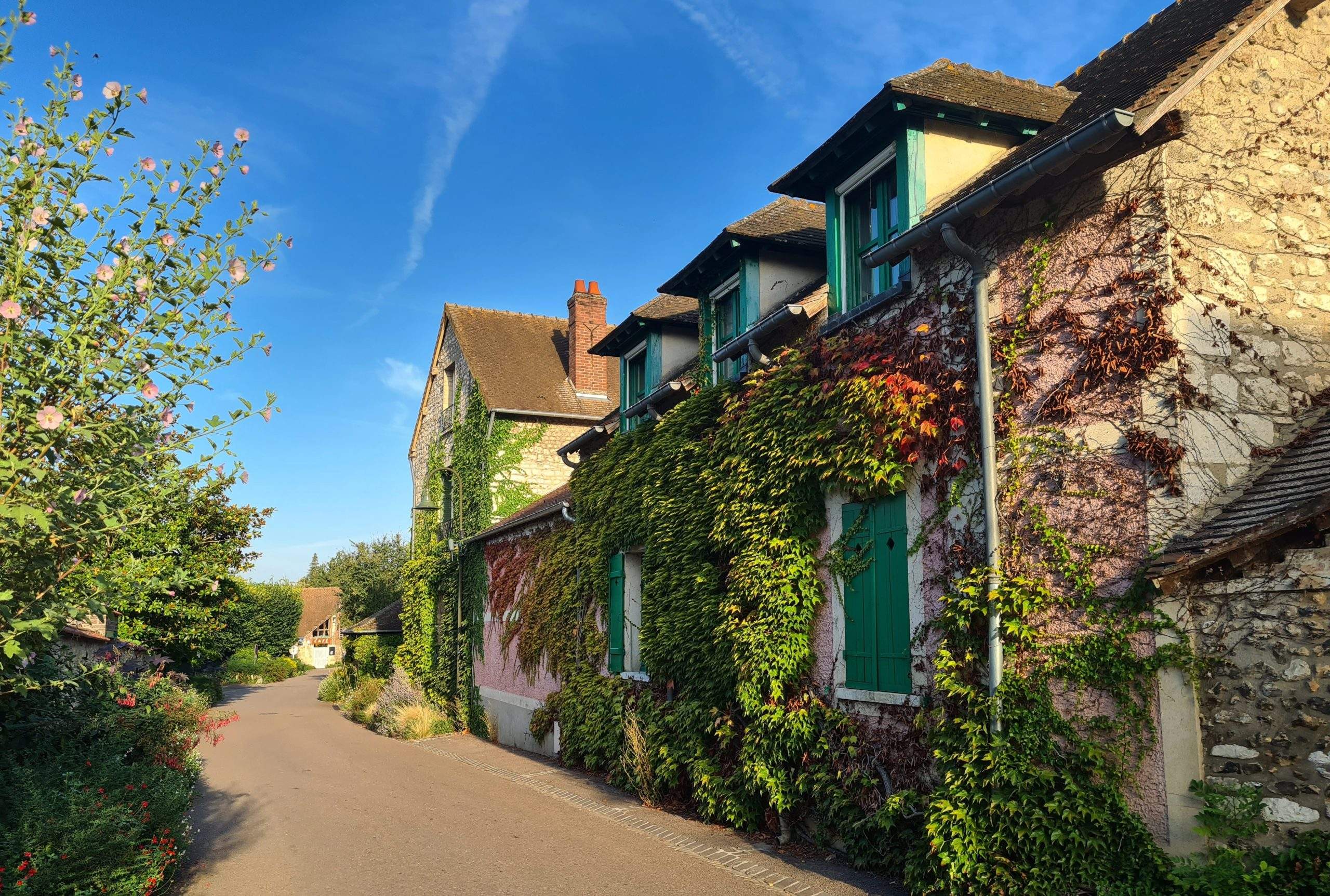 Bike Tour from Vernon to Giverny with Local Guide, France